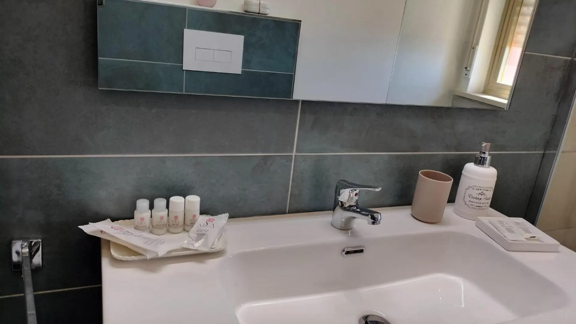 D&P Suites 1 Salemi 0*,